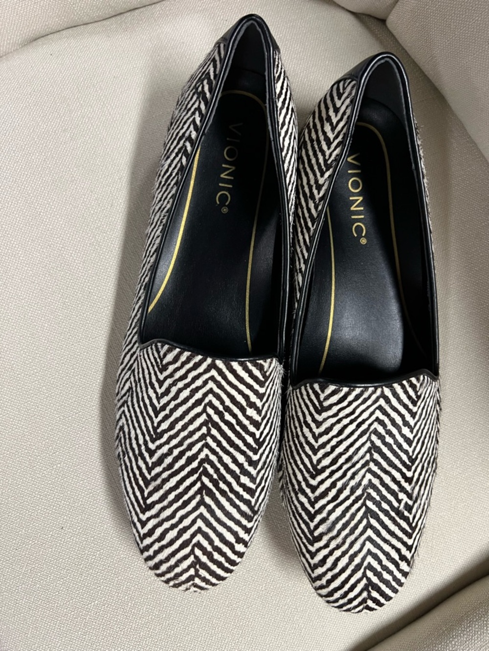 VIONIC~ BLACK & WHITE ZEBRA PRINT~ CALF HAIR~ SLIP ON FLATS~ 8M NWT